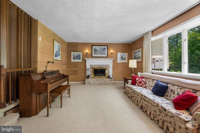 6 STONEHURST RD, Phoenix, MD 21131