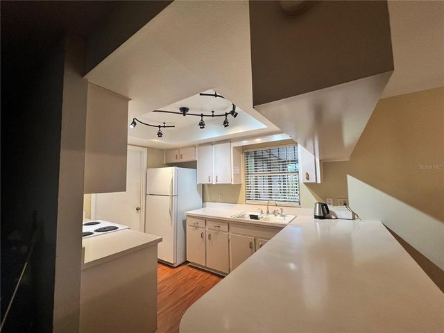 9715 HIDDEN OAKS CIRCLE, Tampa, FL 33612