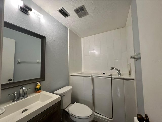 9715 HIDDEN OAKS CIRCLE, Tampa, FL 33612