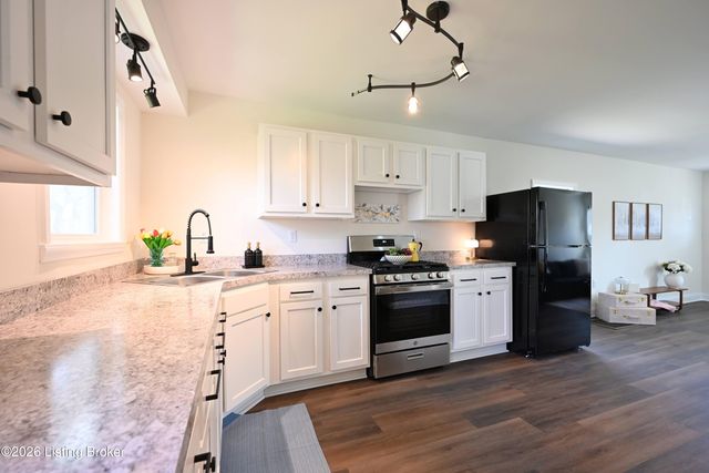 2801 Narragansett Dr, Louisville, KY 40210