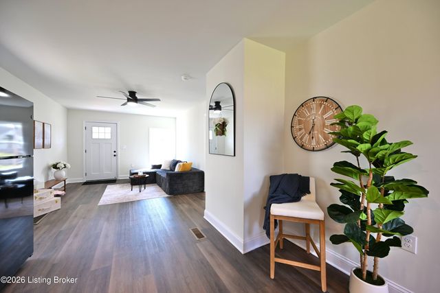 2801 Narragansett Dr, Louisville, KY 40210