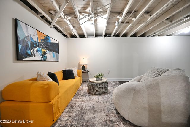 2801 Narragansett Dr, Louisville, KY 40210