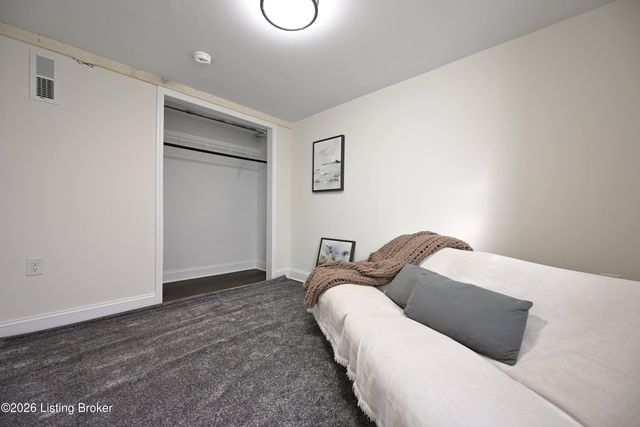 2801 Narragansett Dr, Louisville, KY 40210