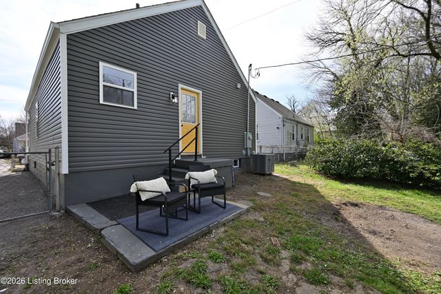 2801 Narragansett Dr, Louisville, KY 40210