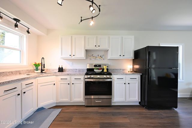 2801 Narragansett Dr, Louisville, KY 40210