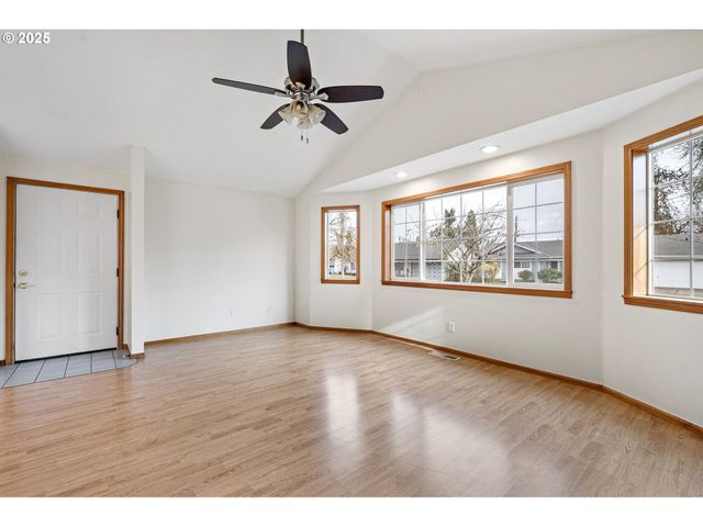 662 S 44TH St, Springfield, OR 97478