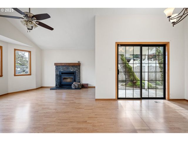 662 S 44TH St, Springfield, OR 97478