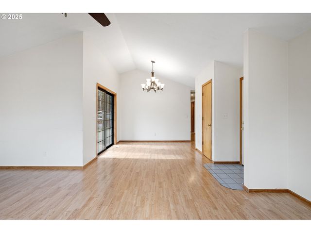 662 S 44TH St, Springfield, OR 97478