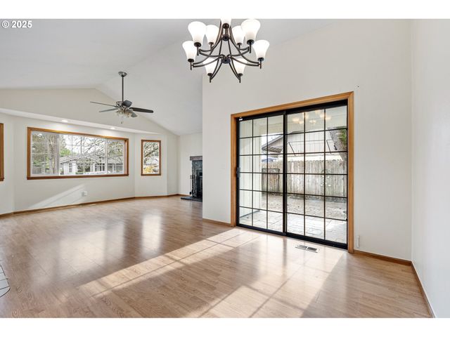 662 S 44TH St, Springfield, OR 97478