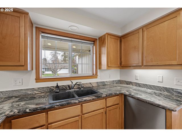 662 S 44TH St, Springfield, OR 97478