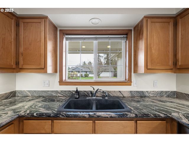 662 S 44TH St, Springfield, OR 97478