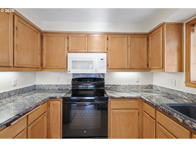 662 S 44TH St, Springfield, OR 97478