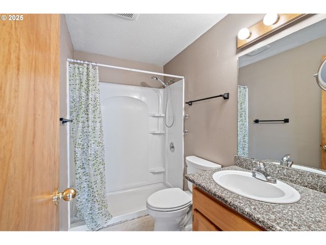 662 S 44TH St, Springfield, OR 97478