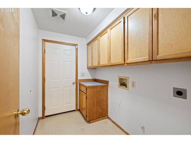 662 S 44TH St, Springfield, OR 97478