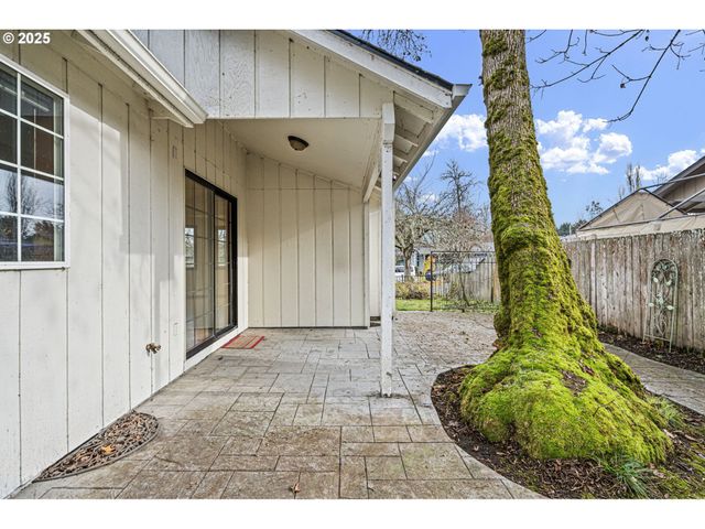 662 S 44TH St, Springfield, OR 97478