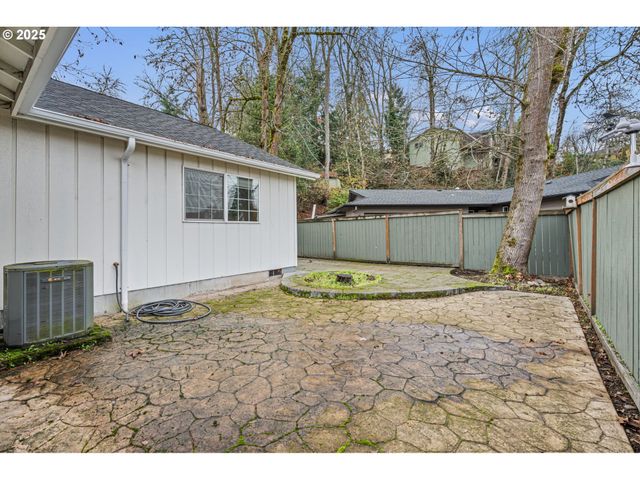 662 S 44TH St, Springfield, OR 97478