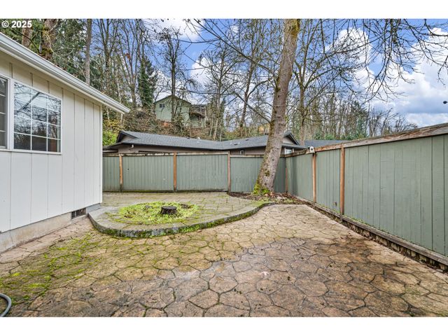 662 S 44TH St, Springfield, OR 97478