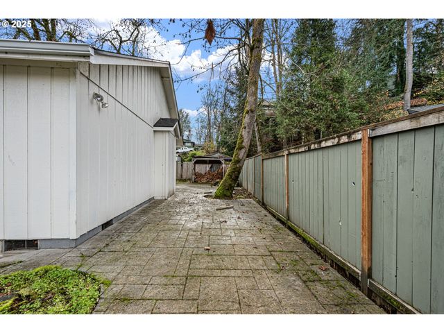 662 S 44TH St, Springfield, OR 97478