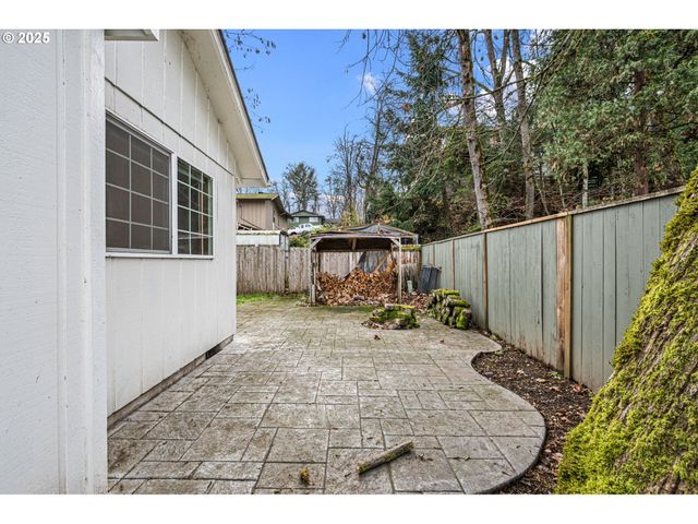 662 S 44TH St, Springfield, OR 97478