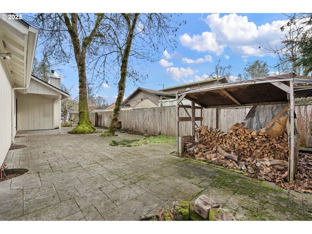 662 S 44TH St, Springfield, OR 97478