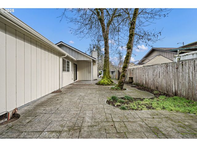 662 S 44TH St, Springfield, OR 97478