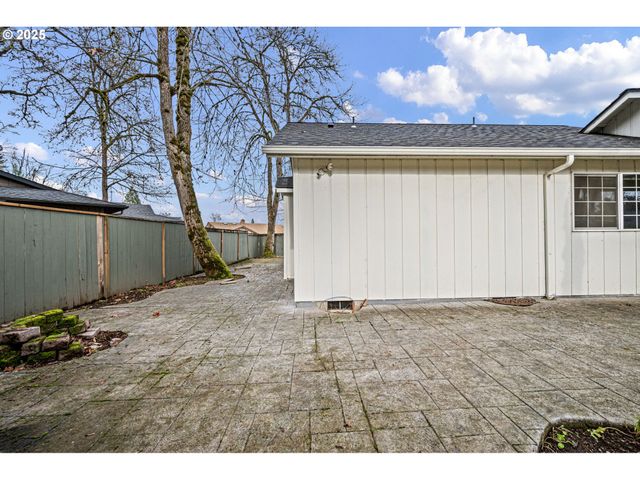 662 S 44TH St, Springfield, OR 97478