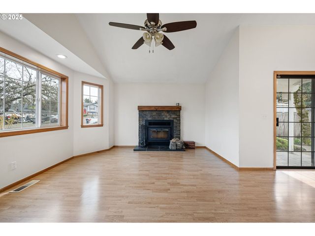 662 S 44TH St, Springfield, OR 97478