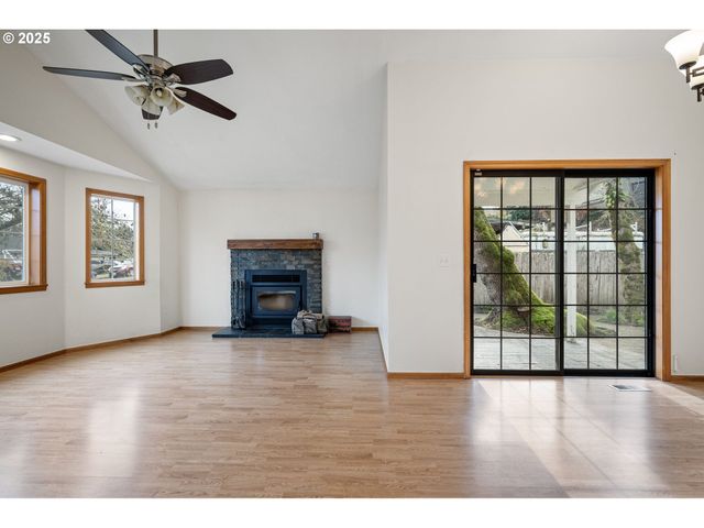 662 S 44TH St, Springfield, OR 97478