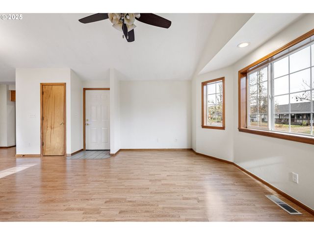 662 S 44TH St, Springfield, OR 97478