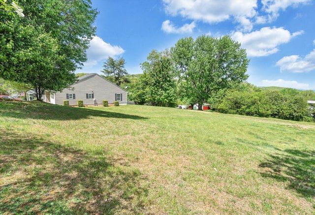 3824 Yellow Mountain RD, Roanoke, VA 24014