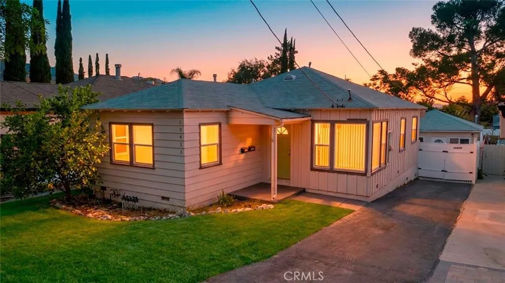 10423--10425 Mcclemont Avenue, Tujunga, CA 91042