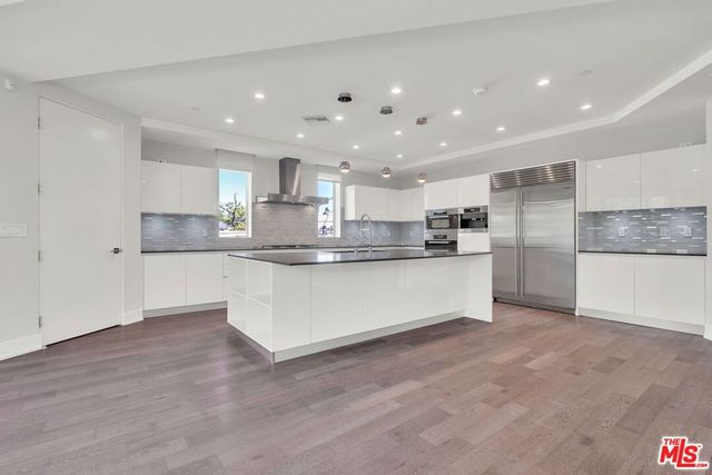 460 N Palm Drive 204, Beverly Hills, CA 90210