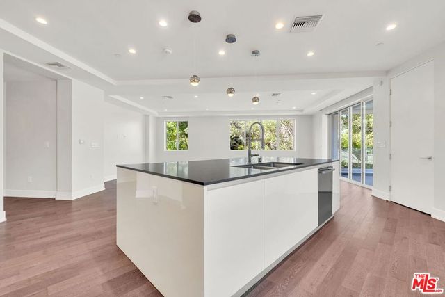 460 N Palm Drive 204, Beverly Hills, CA 90210