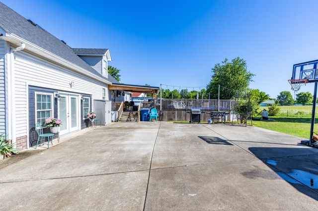 102 Copeland Dr, Mount Pleasant, TN 38474