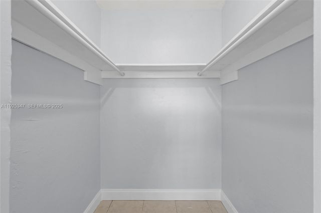 980 NE 170th St 118, North Miami Beach, FL 33162