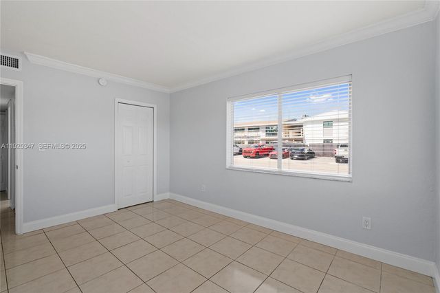 980 NE 170th St 118, North Miami Beach, FL 33162