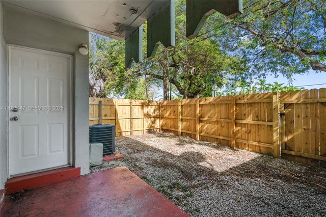 980 NE 170th St 118, North Miami Beach, FL 33162