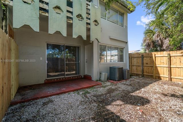 980 NE 170th St 118, North Miami Beach, FL 33162