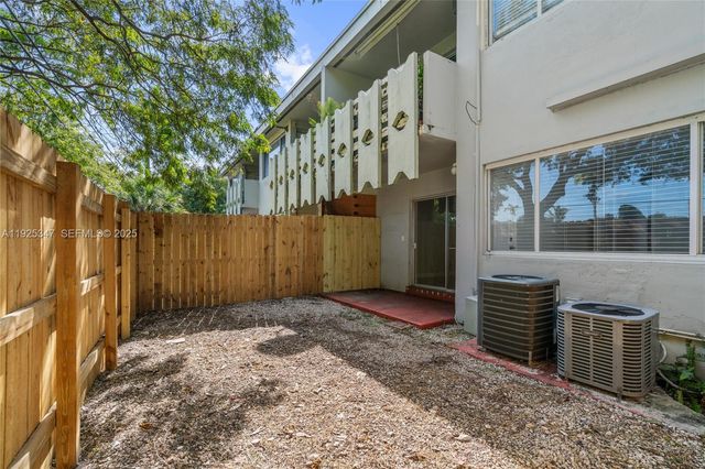 980 NE 170th St 118, North Miami Beach, FL 33162