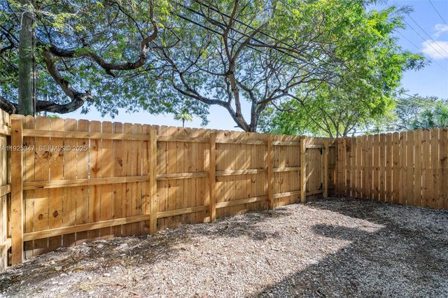 980 NE 170th St 118, North Miami Beach, FL 33162