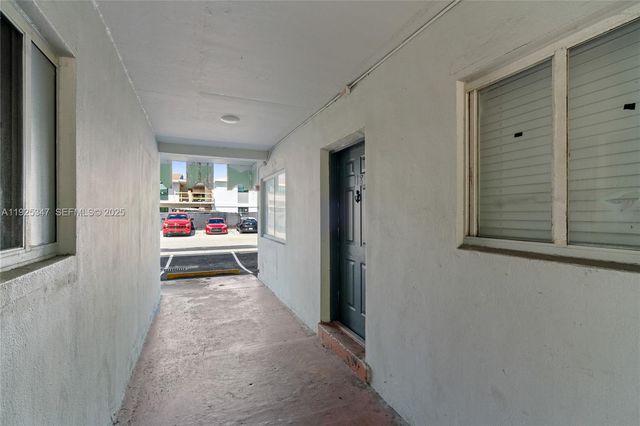 980 NE 170th St 118, North Miami Beach, FL 33162