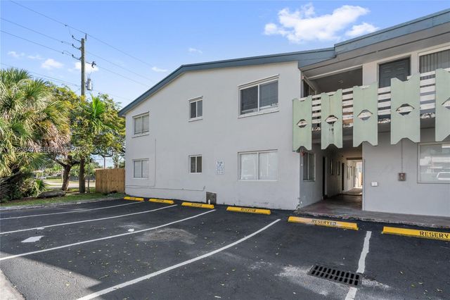 980 NE 170th St 118, North Miami Beach, FL 33162