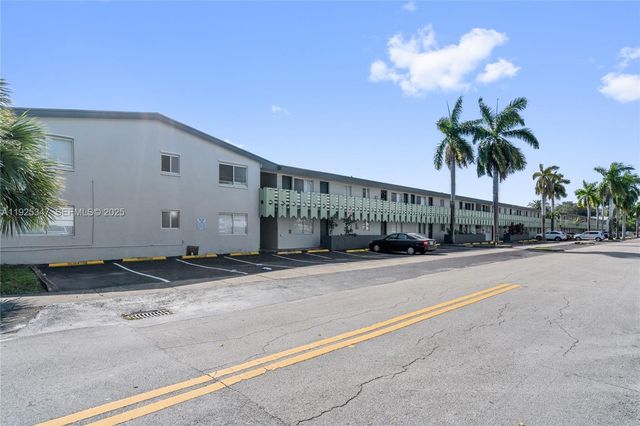 980 NE 170th St 118, North Miami Beach, FL 33162