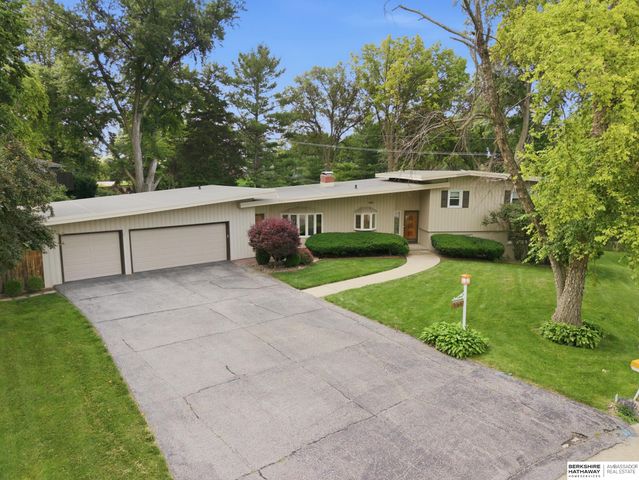 8101 Walnut Circle, Omaha, NE 68124
