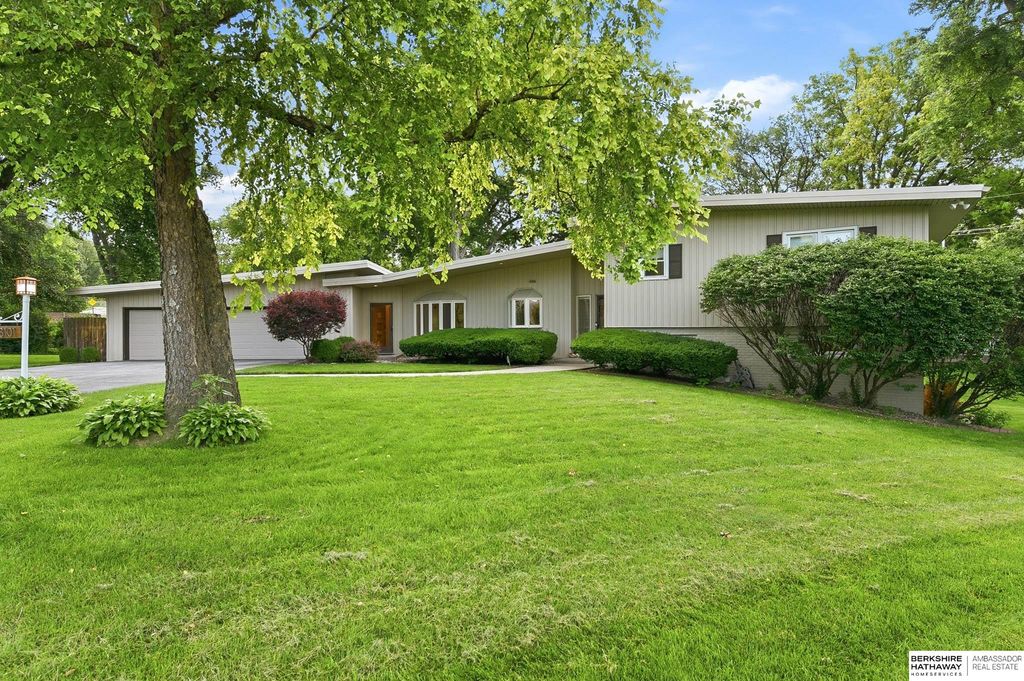 8101 Walnut Circle, Omaha, NE 68124