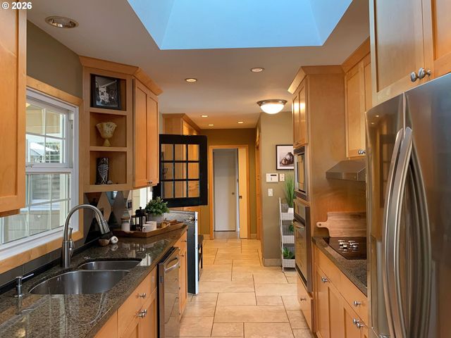 6715 Sw HAMILTON Ct, Portland, OR 97225