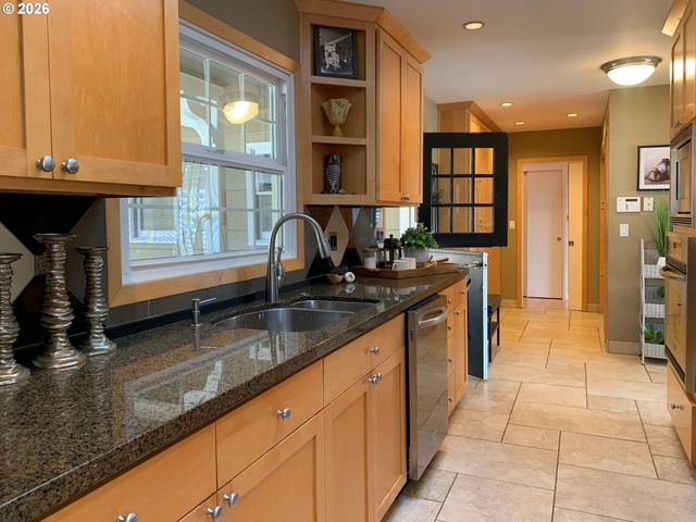 6715 Sw HAMILTON Ct, Portland, OR 97225