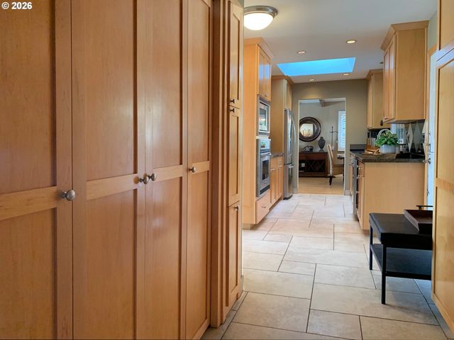 6715 Sw HAMILTON Ct, Portland, OR 97225