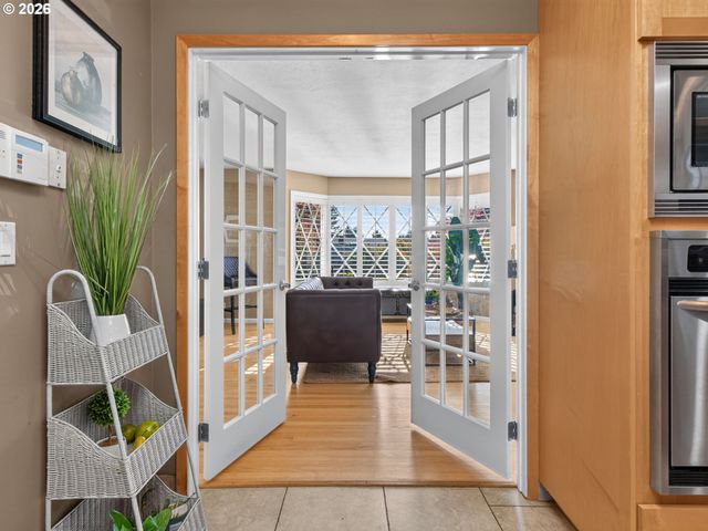 6715 Sw HAMILTON Ct, Portland, OR 97225