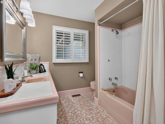 6715 Sw HAMILTON Ct, Portland, OR 97225